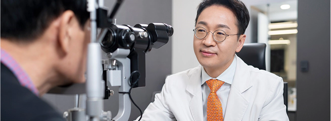 안종합검진을 받고 있는 환자와 의료진